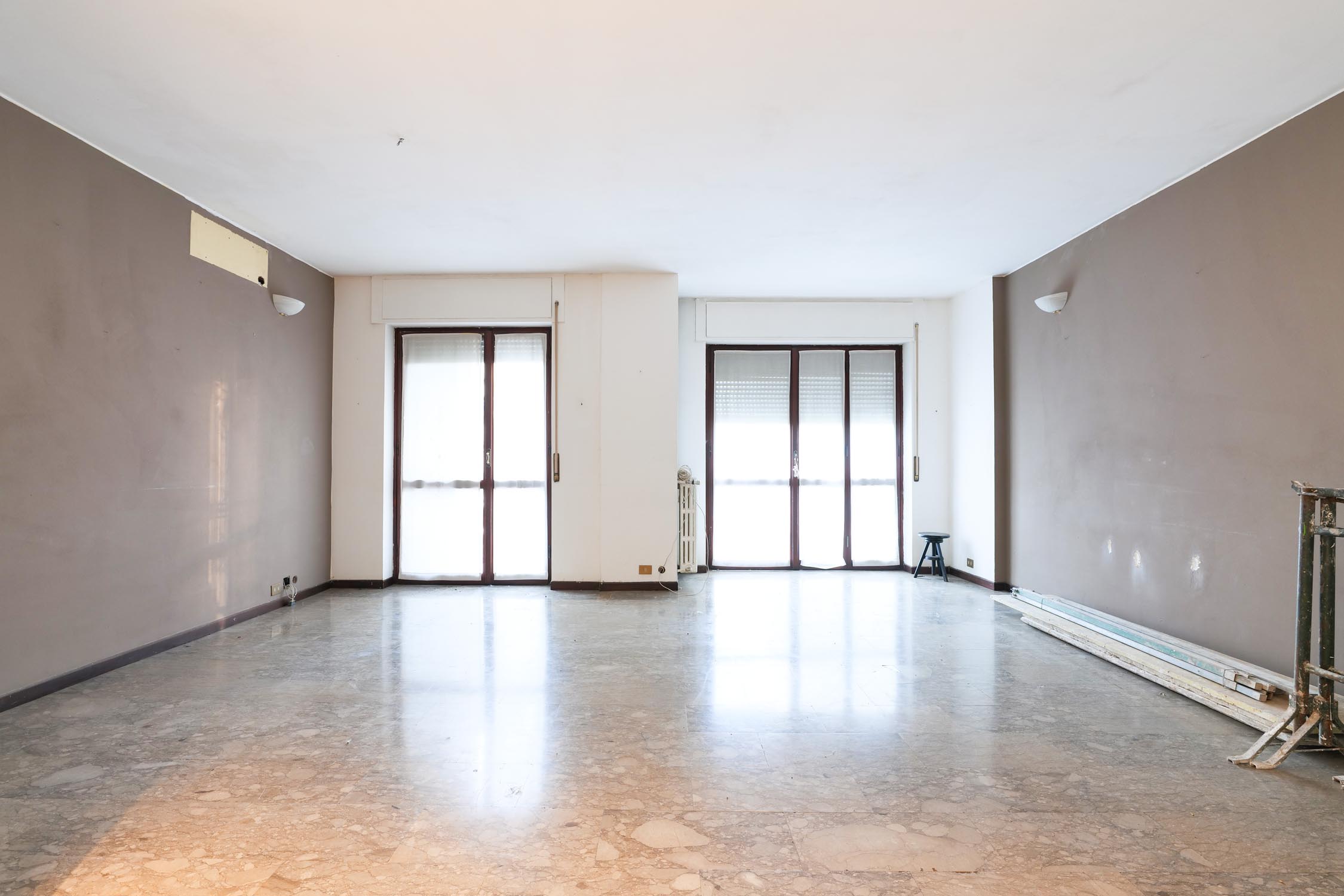 salone con marmo appartamento in via Famagosta Milano, prima del rinnovo