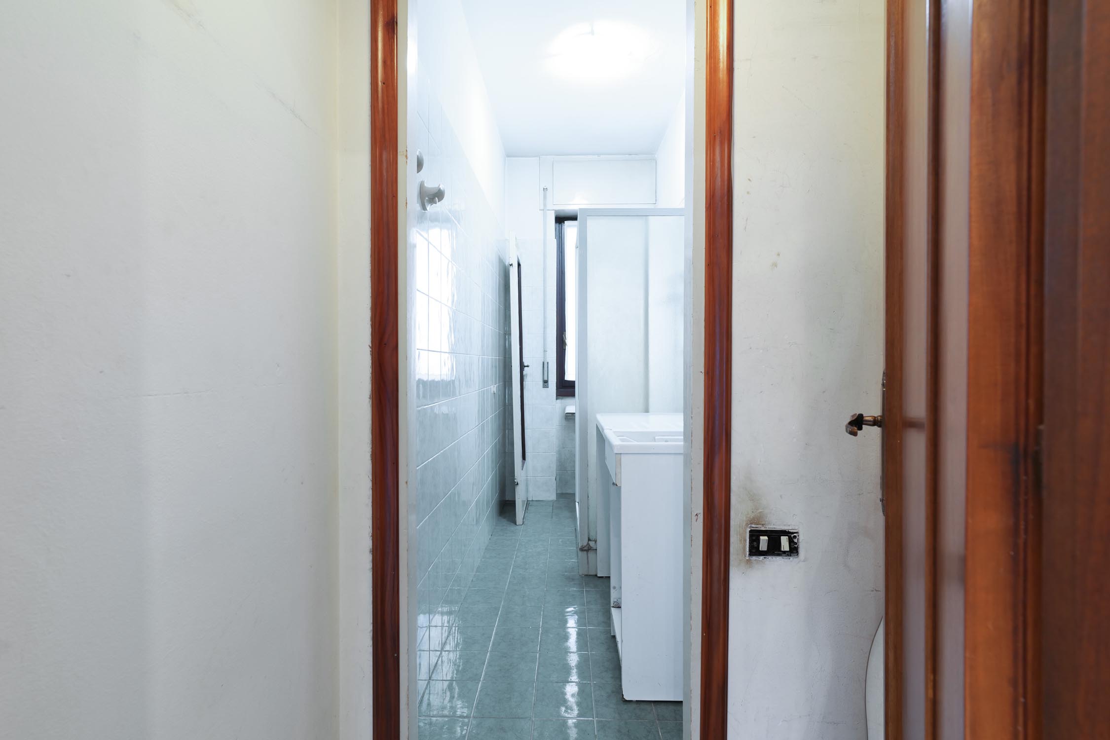 lavanderia appartamento in via Famagosta Milano, prima del rinnovo