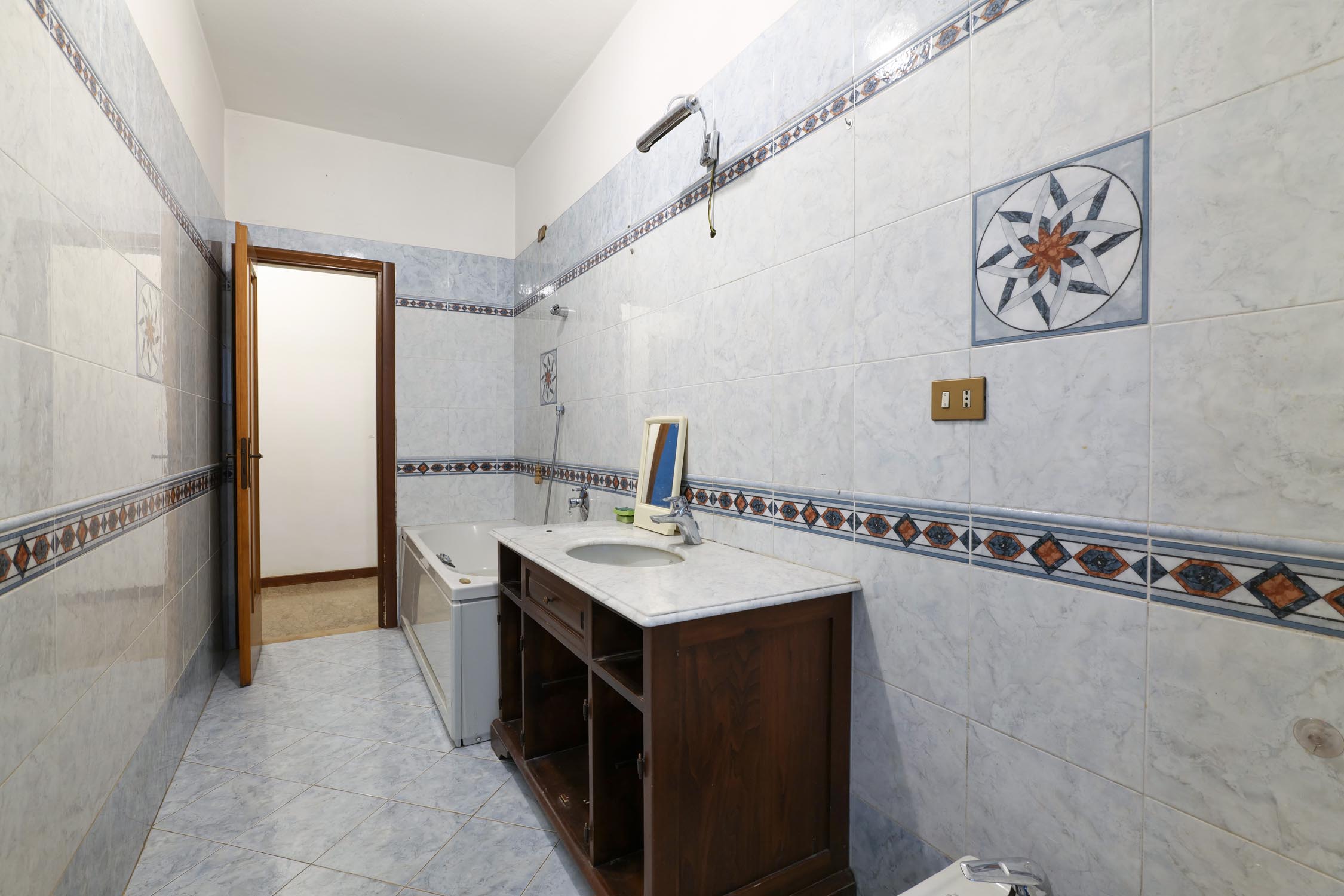 bagno appartamento in via Famagosta Milano, prima del rinnovo