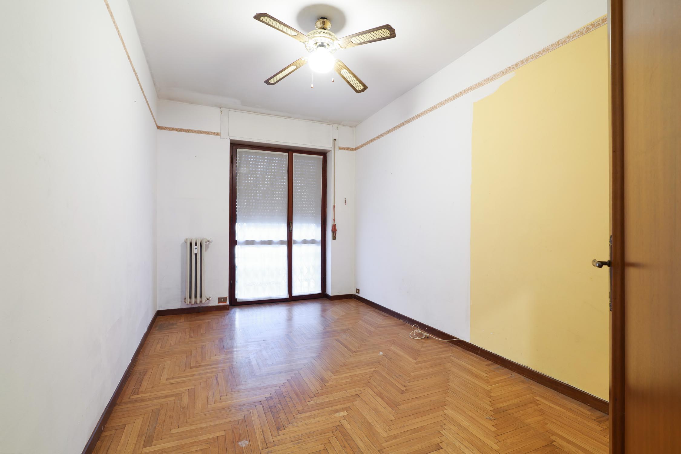 seconda stanza con balcone appartamento in via Famagosta Milano, prima del rinnovo