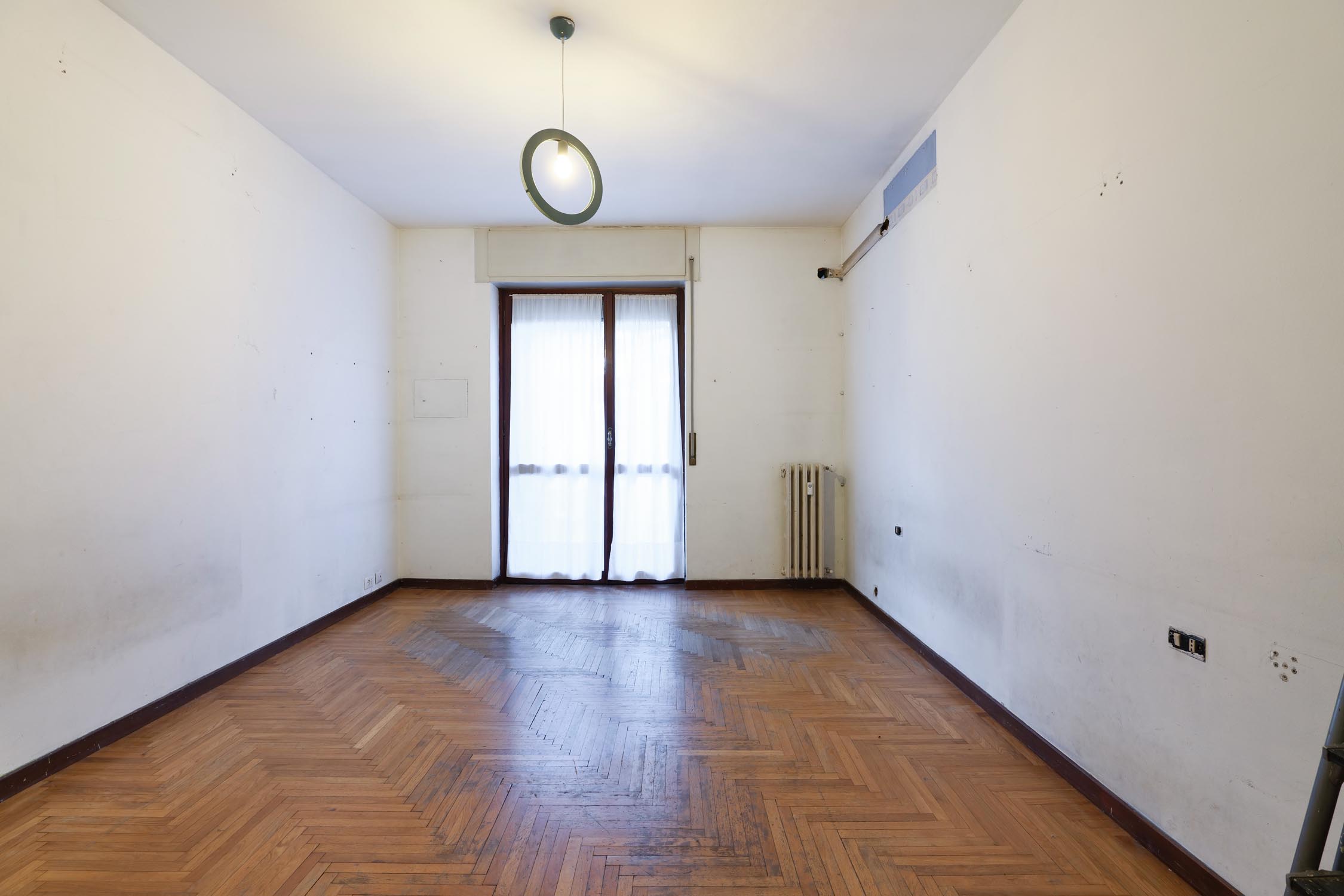stanza con balcone appartamento in via Famagosta Milano, prima del rinnovo
