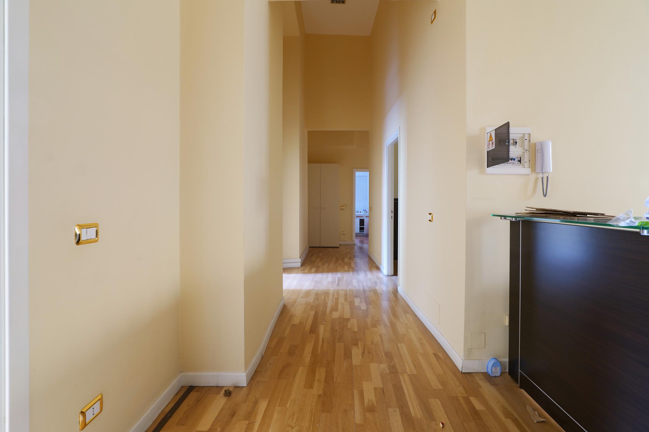 disbrigo con pavimento in legno, via Castello 5 Milano, prima del rinnovo