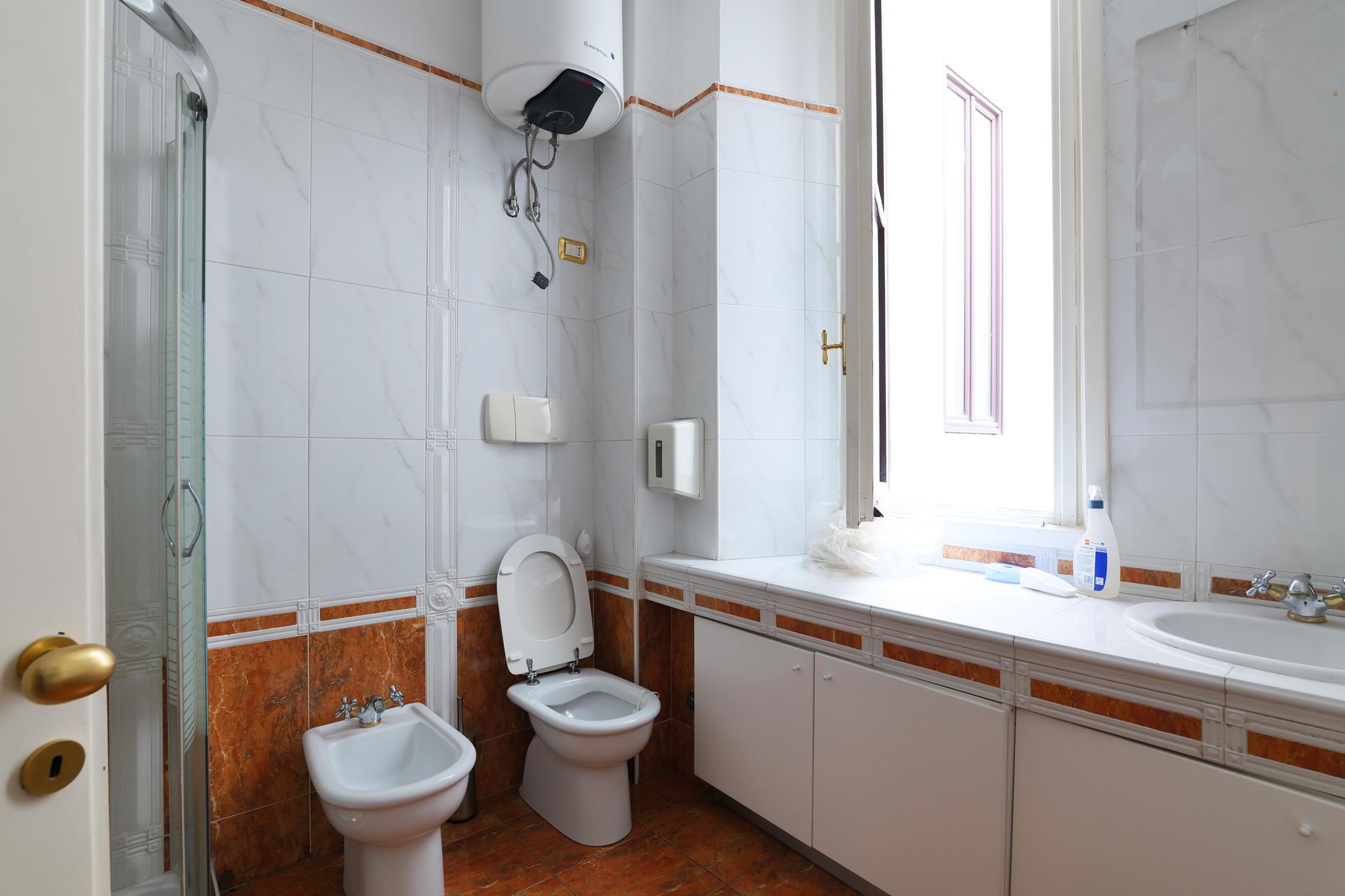 bagno finestrato, via Castello 5 Milano, prima del rinnovo