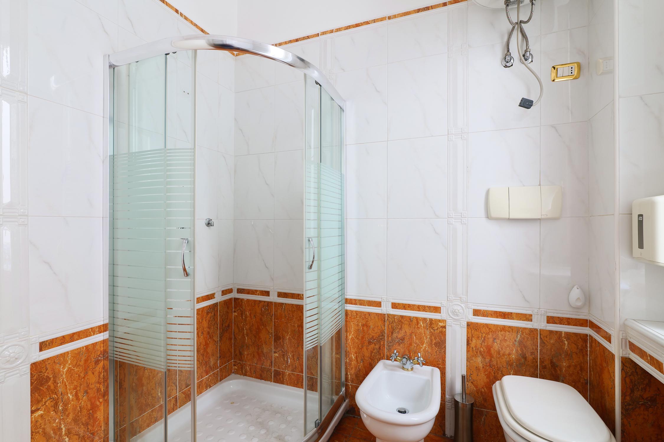 bagno, via Castello 5 Milano, prima del rinnovo