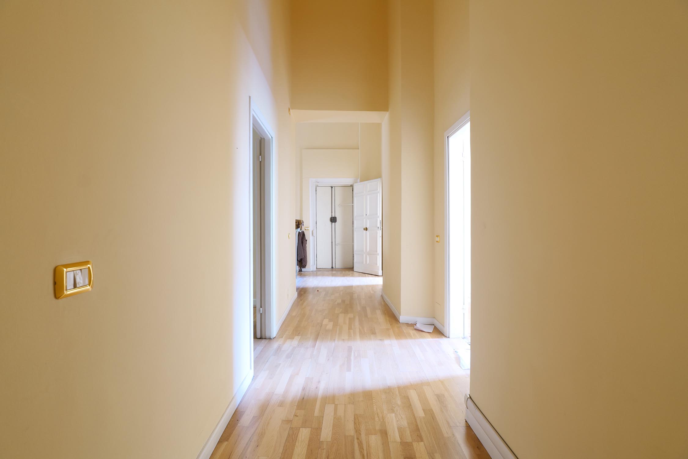 corridoio pavimento in legno, via Castello 5 Milano, prima del rinnovo