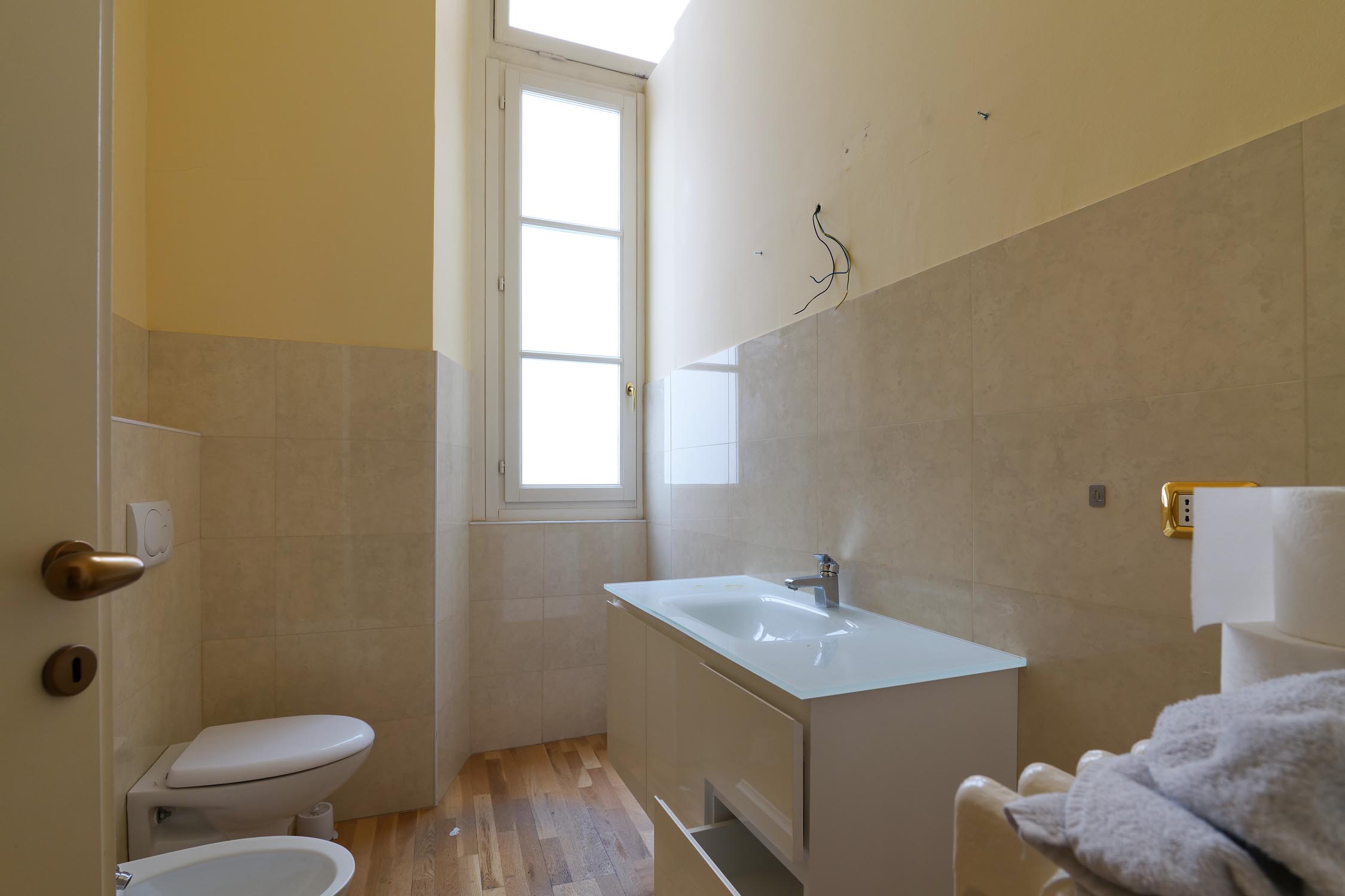 secondo bagno, via Castello 5 Milano, prima del rinnovo