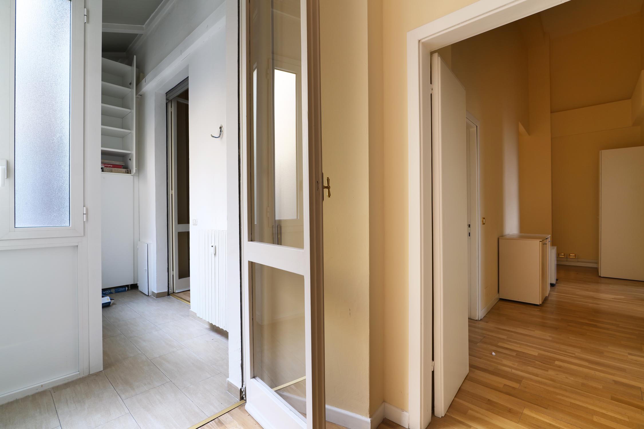 disbrigo pavimento in legno, via Castello 5 Milano, prima del rinnovo