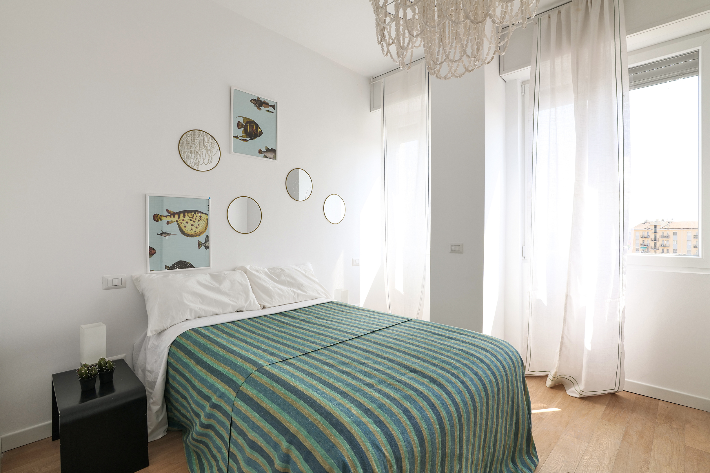 camera da letto arredata con pavimenti in legno e finestra, viale Regina Giovanna Milano - dopo del rinnovo