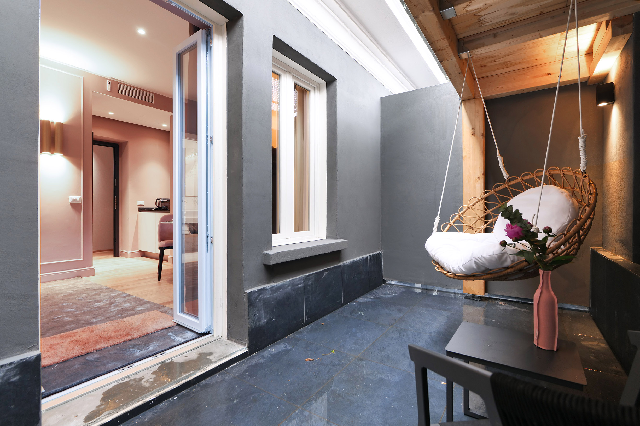 zona relax con sedia a dondolo da soffitto, via Torino Milano - dopo il rinnovo