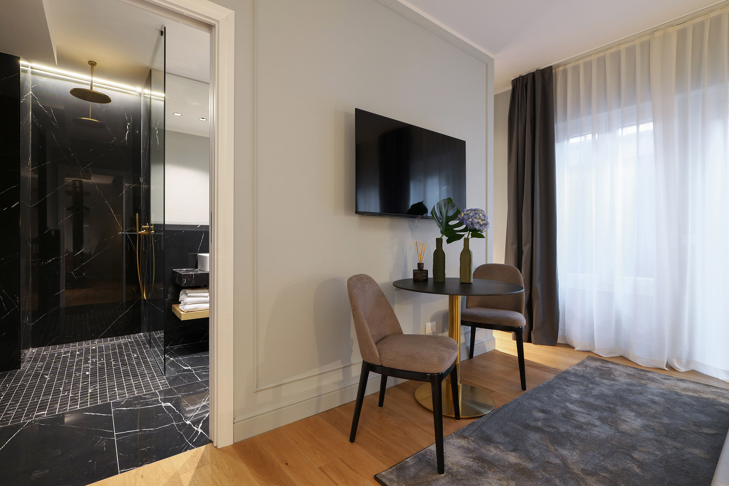 camera da letto con finestre luminose e vista su bagno, via Torino Milano - dopo il rinnovo