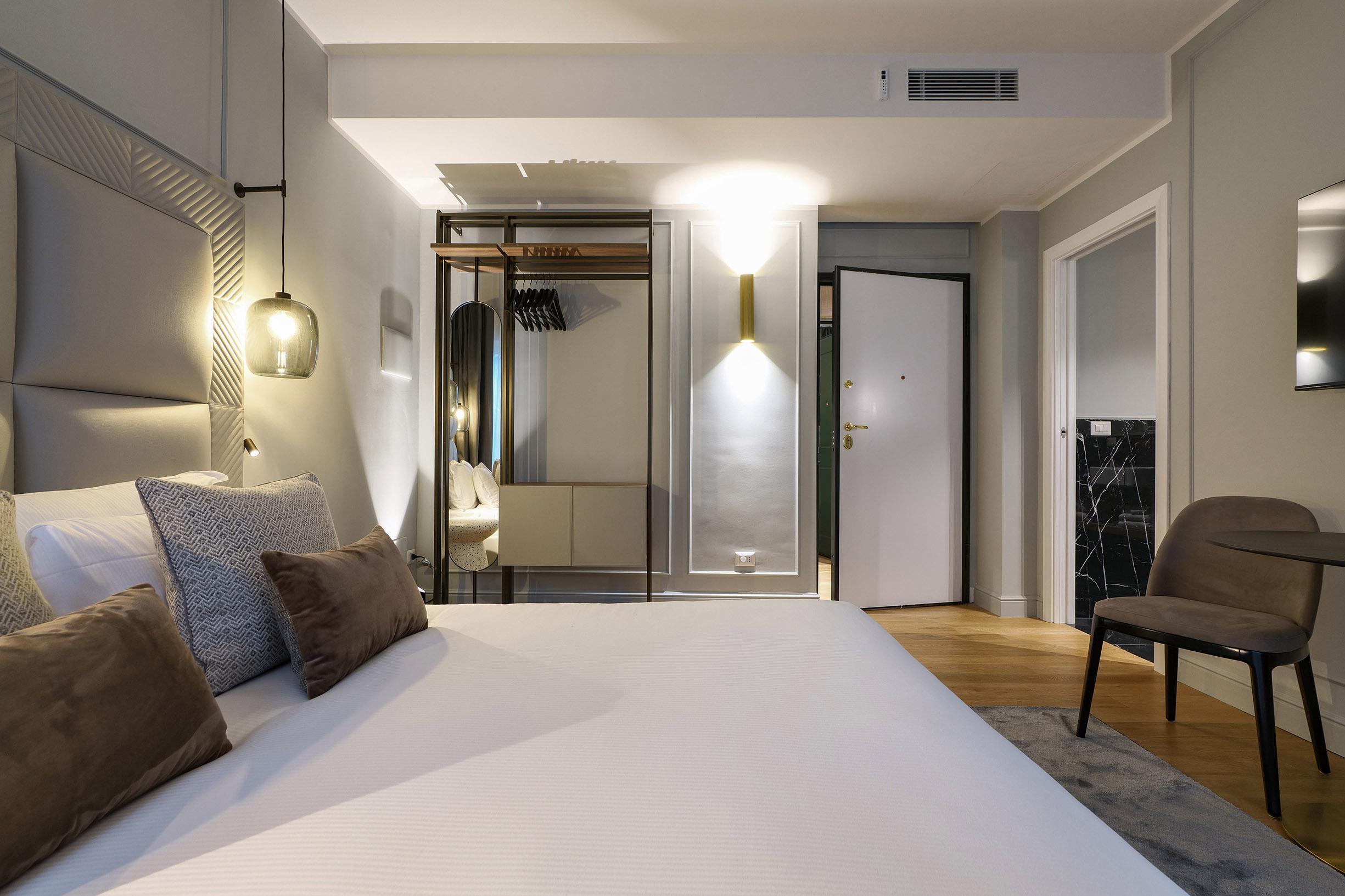 camera da letto finemente arredato, via Torino Milano - dopo il rinnovo