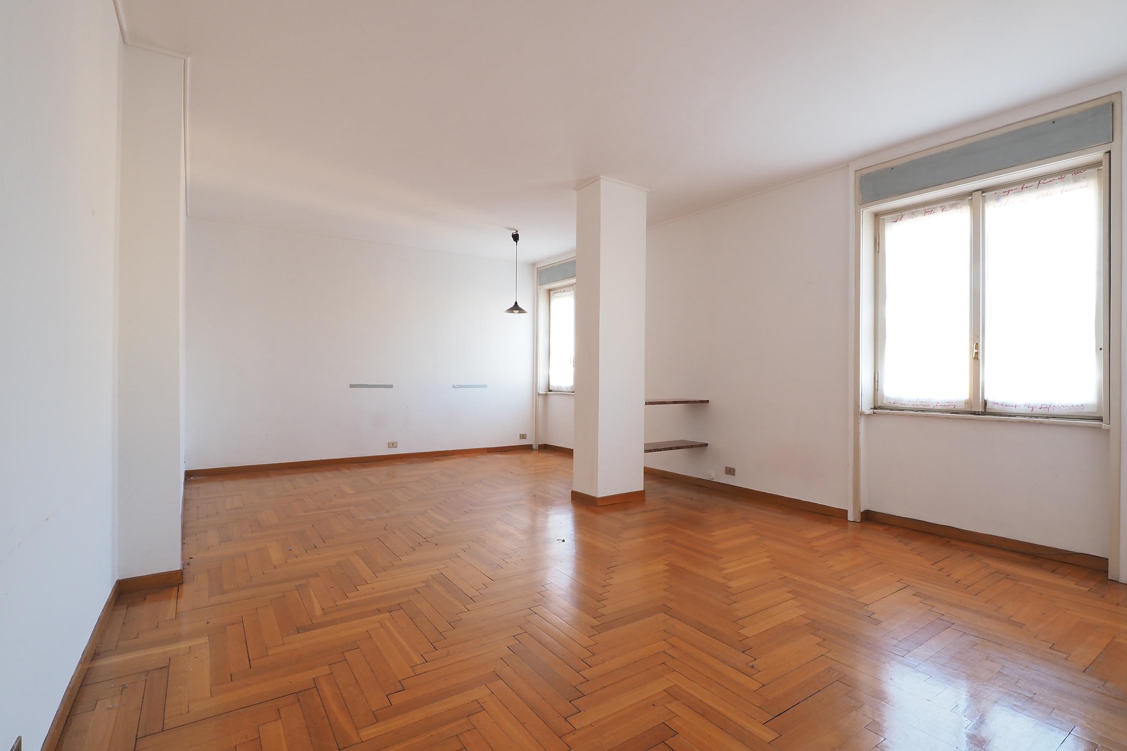 zona giorno con pavimenti in legno, viale Regina Giovanna Milano - prima del rinnovo