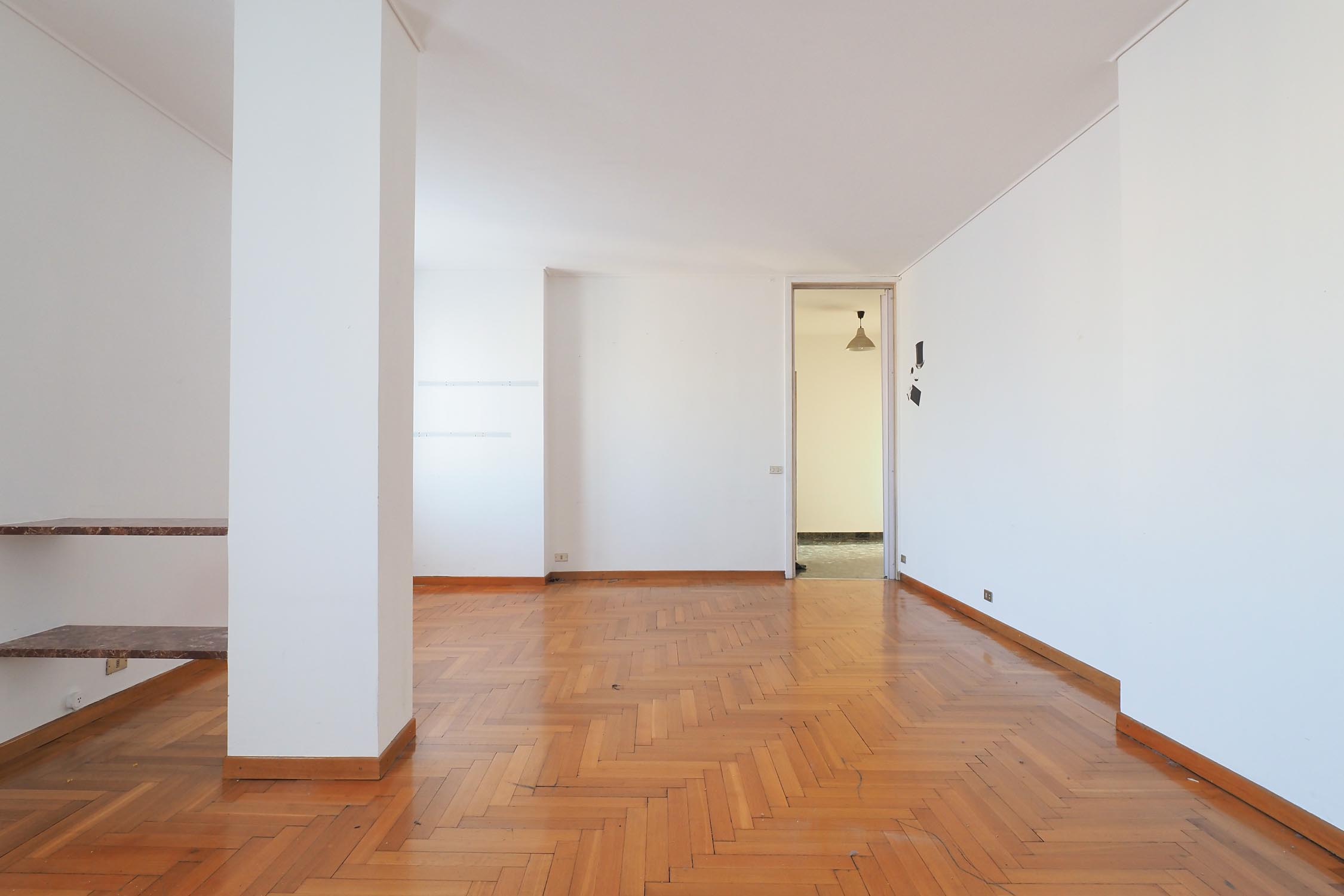 salone con pavimenti in legno, viale Regina Giovanna Milano - prima del rinnovo