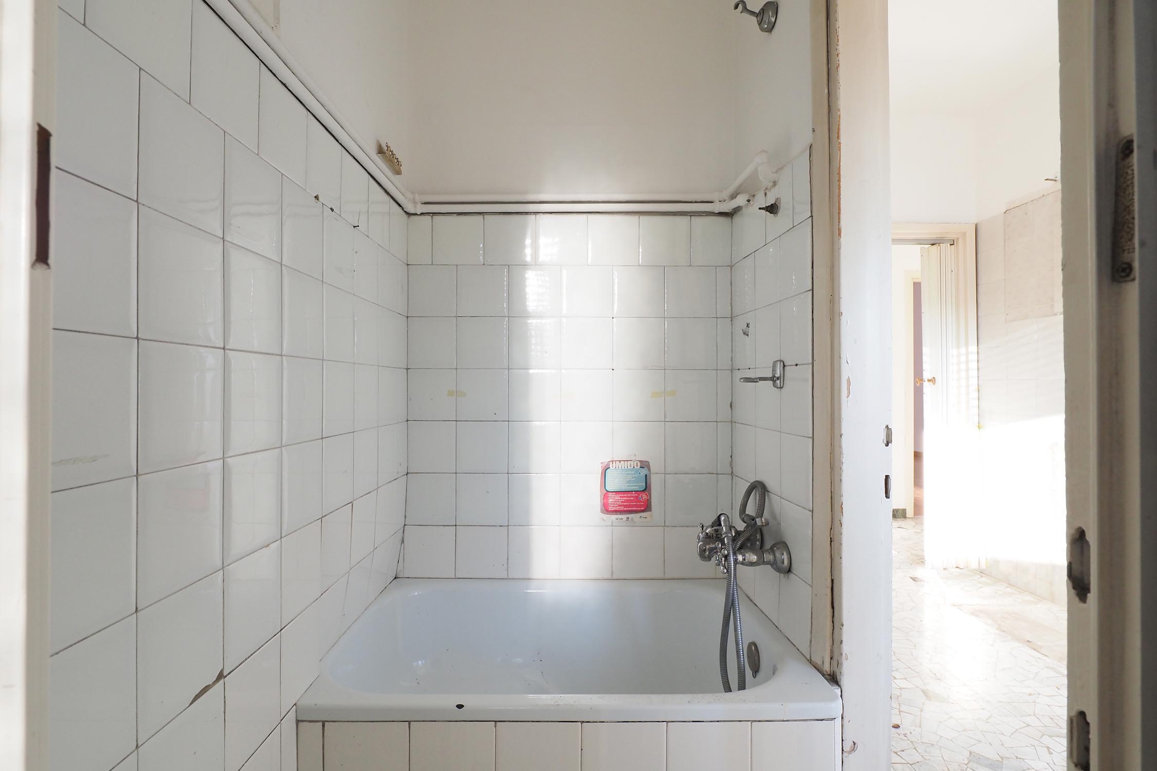 bagno con vasca, viale Regina Giovanna Milano - prima del rinnovo