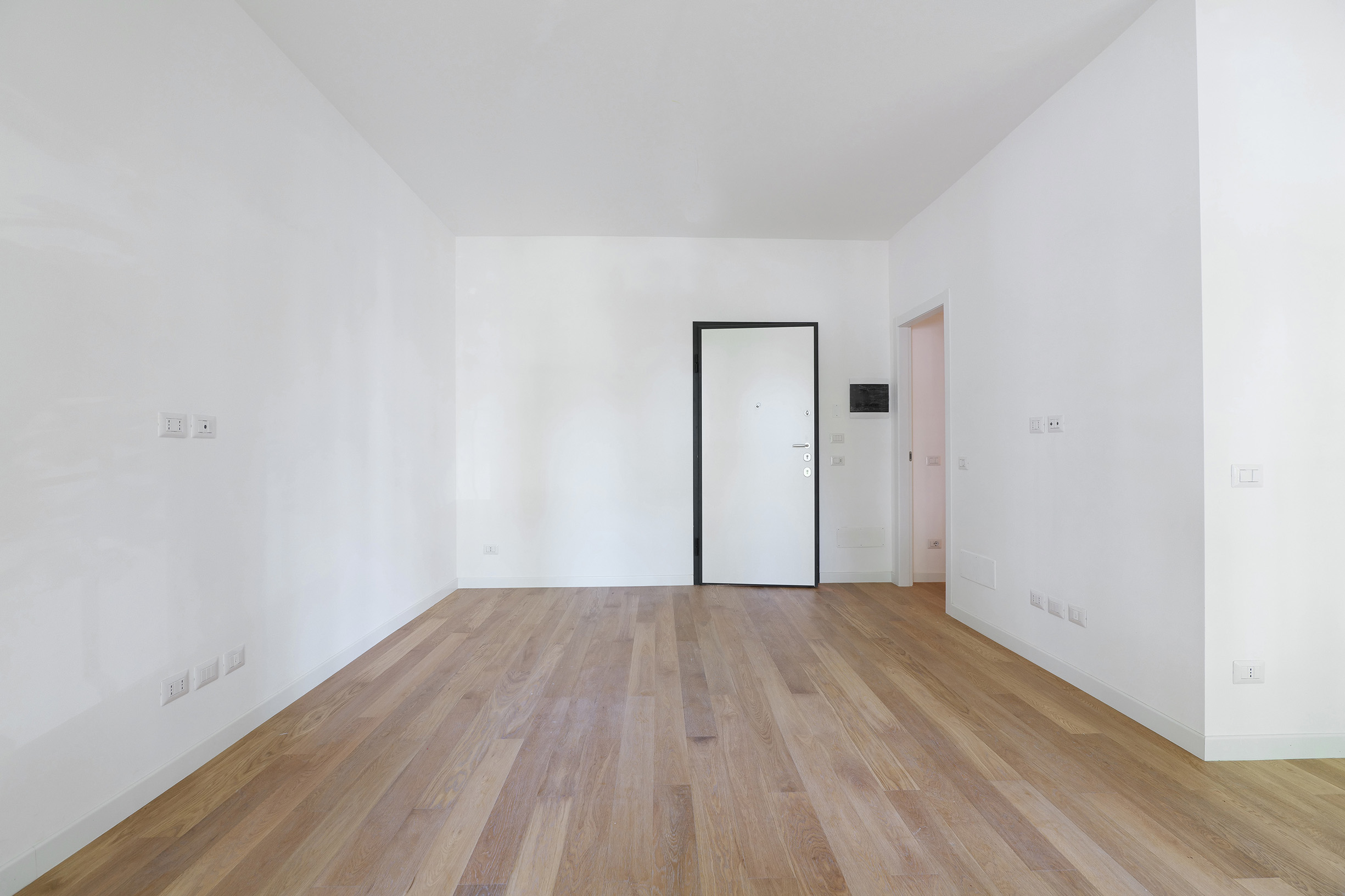 stanza appartamento con visuale ingresso in via Famagosta Milano, dopo il rinnovo