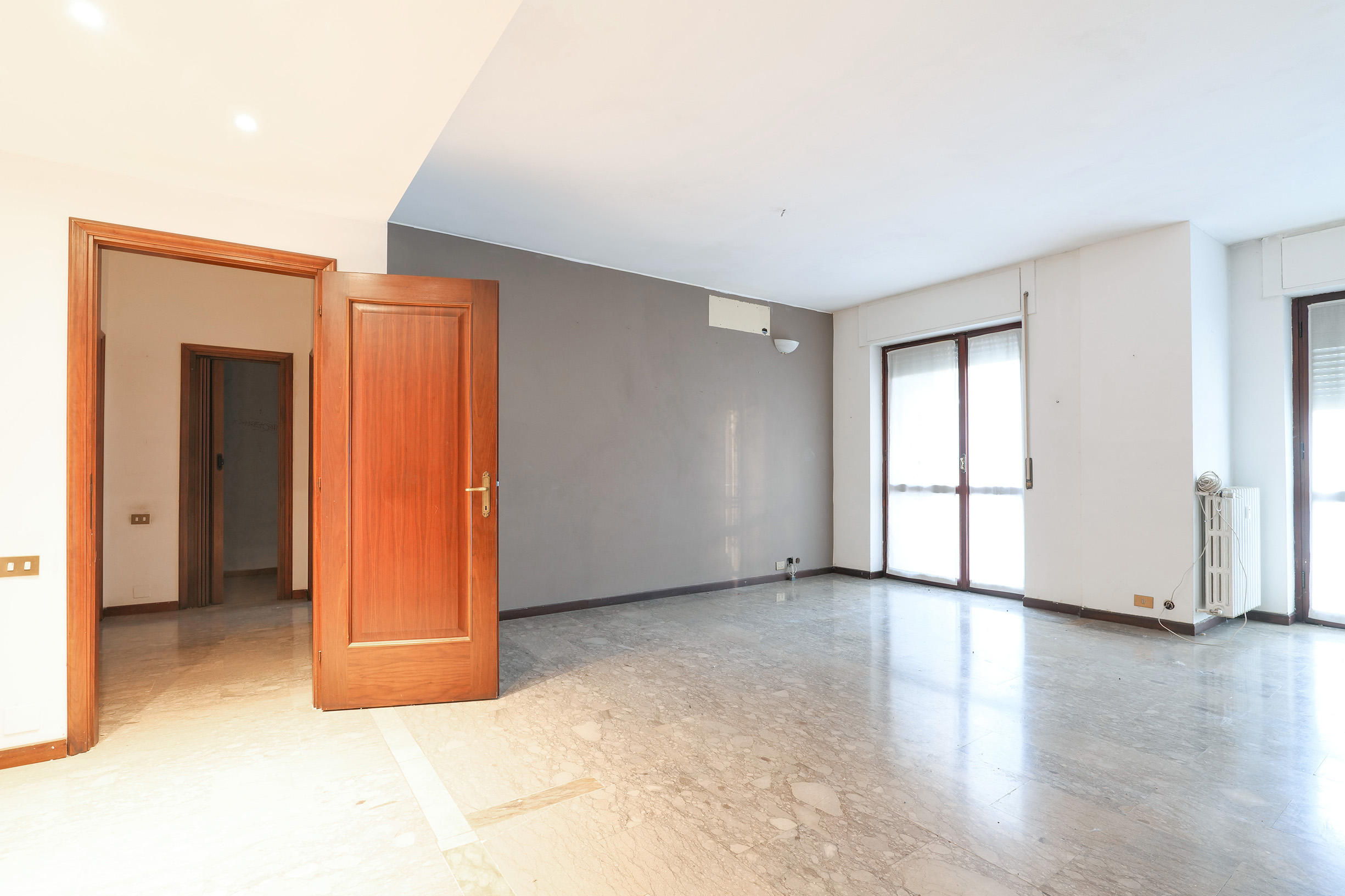 ingresso appartamento in via Famagosta Milano, prima del rinnovo
