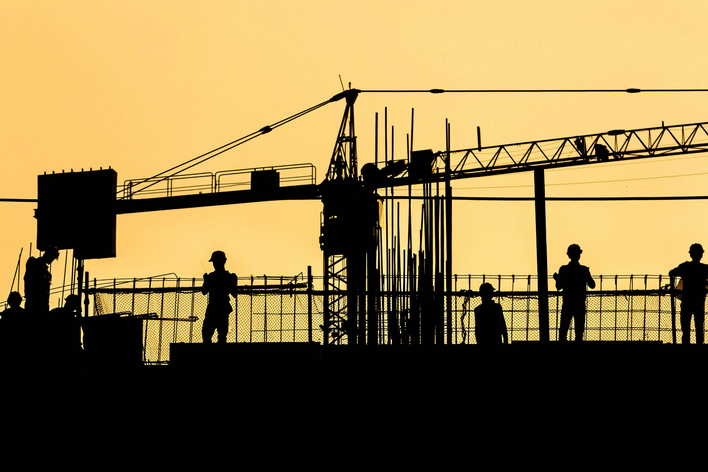 siluette di un cantiere edile al tramonto