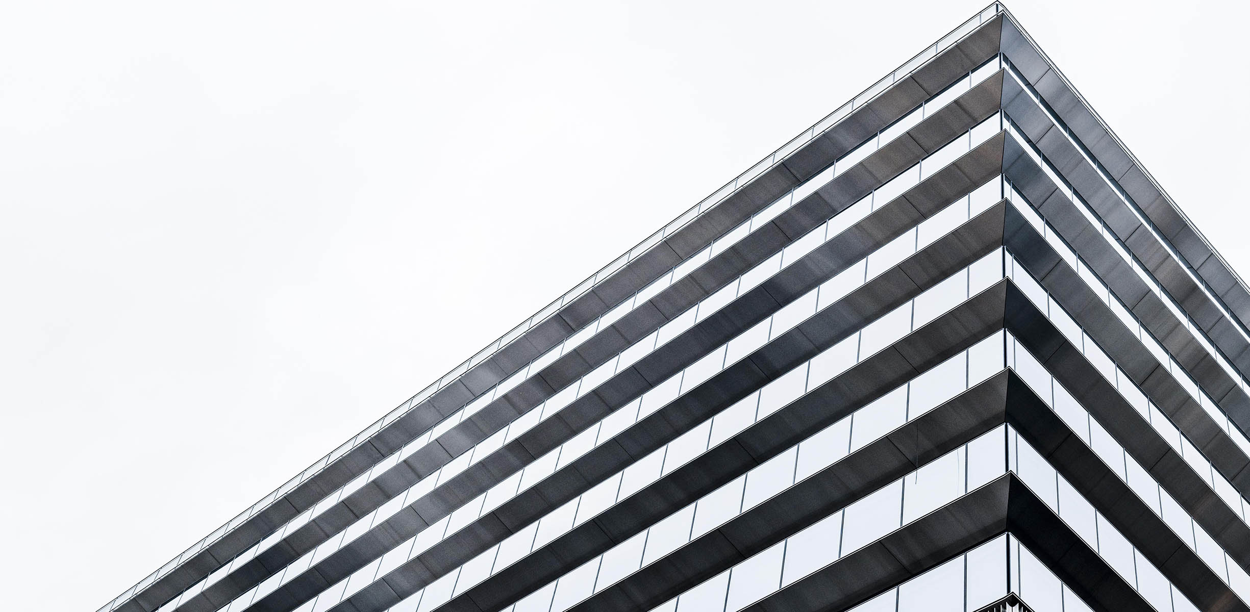 dettaglio di un edificio minimalista moderno ripreso dal basso verso l'alto