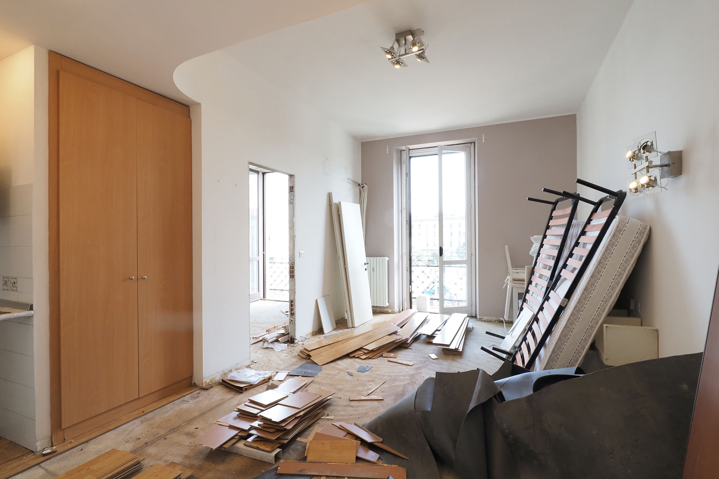 Appartamento di lusso in Piazzale Cadorna (MI) - prima dell'intervento. finiture base, arredi scadenti, più unità abitative.